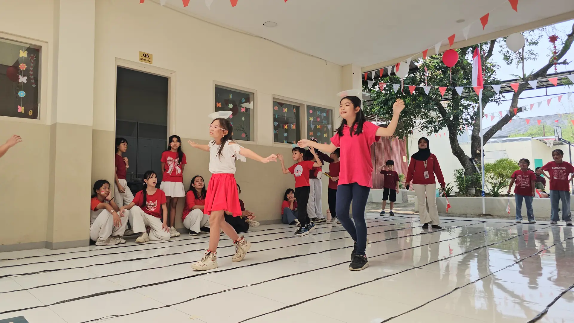 Permainan kelompok Independence Day James Elementary School.