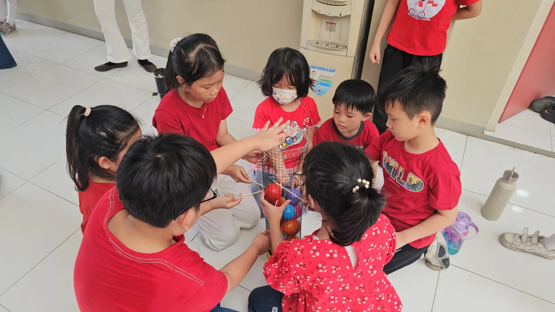 Kegiatan kreatif Independence Day James Elementary School.