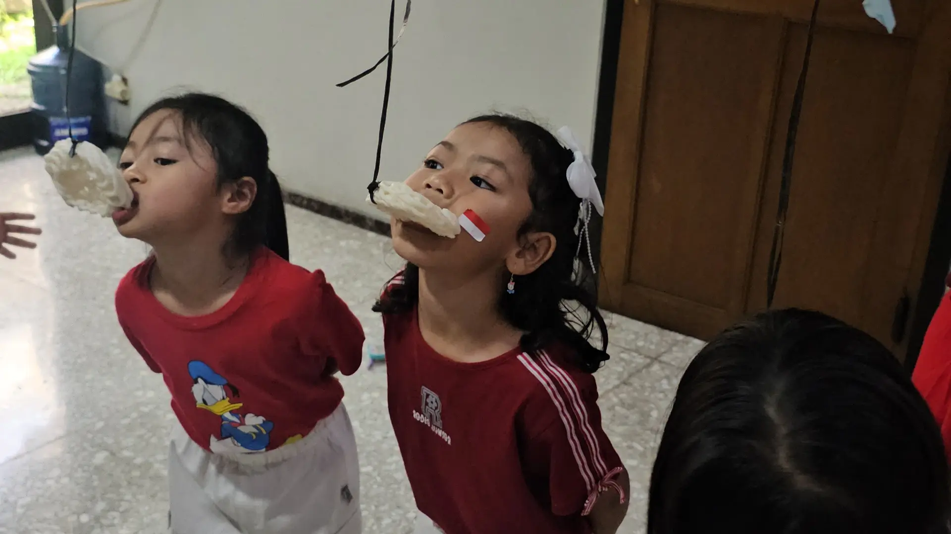 Anak James Kid School mengikuti lomba makan kerupuk.