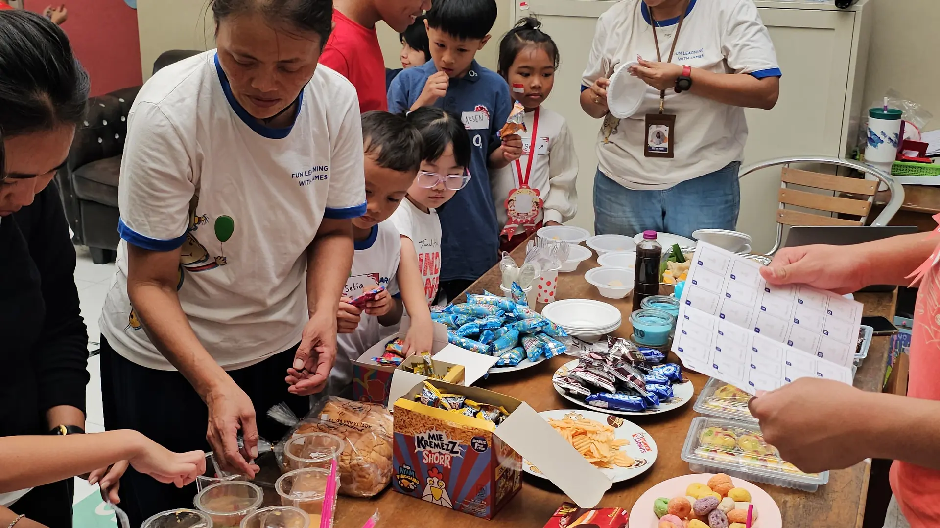 Makanan ringan dalam kegiatan Independence Day JEC Pakuan.