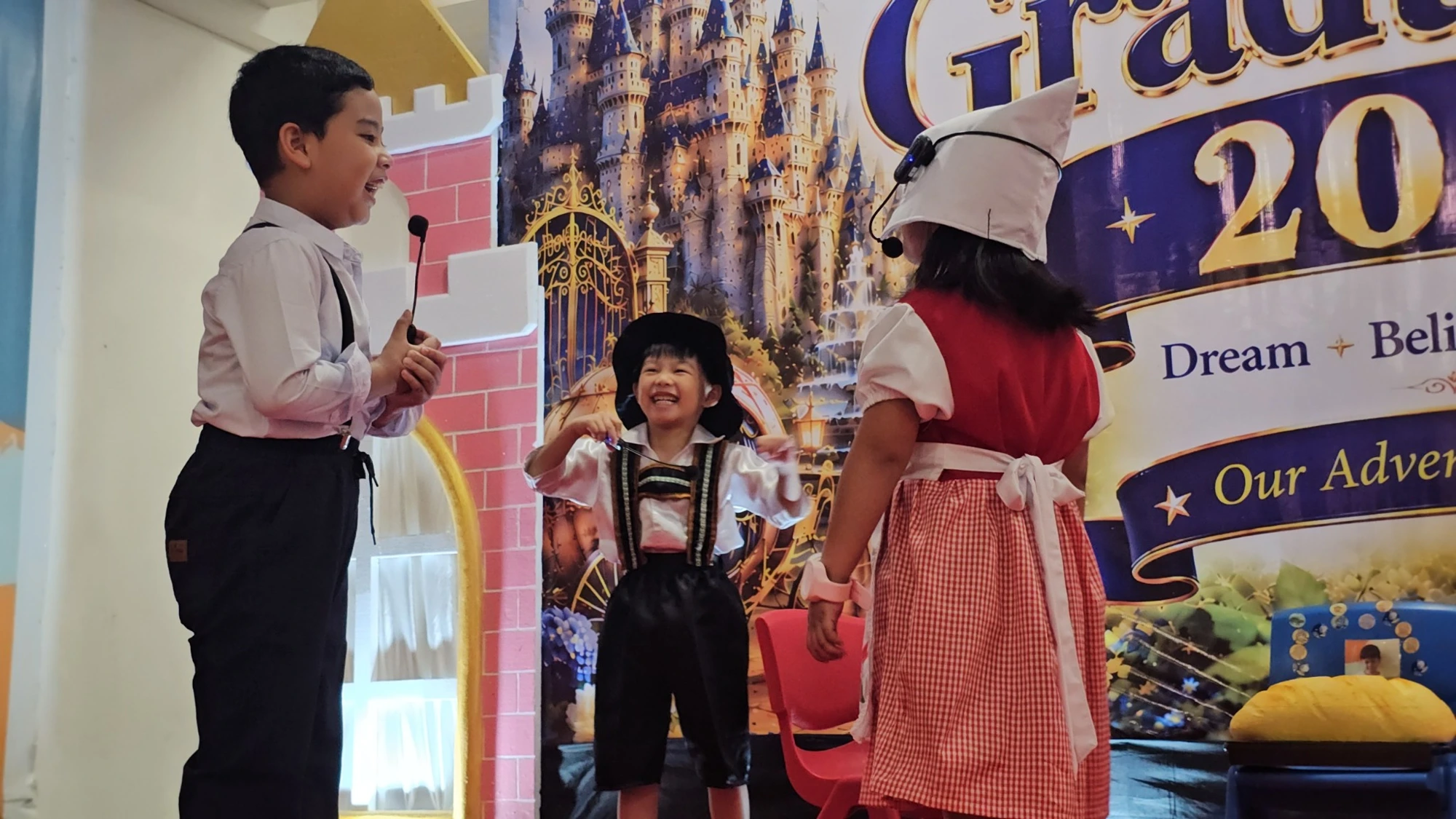 Siswa James tampil pada acara sekolah